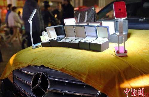 北京:地铁站外女子开豪车摆地摊十余年