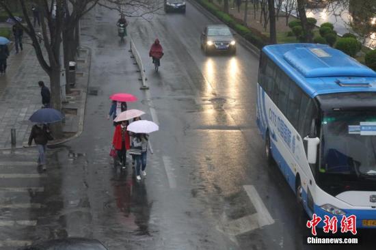 北京迎来今年首场春雨 致道路严重拥堵