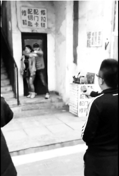 北京丰台警方辟谣街头劫持人质 实为拍电影