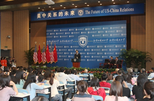 美国新任驻华大使骆家辉访问北外并发表演讲
