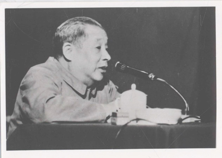 廖承志向全体师生做报告