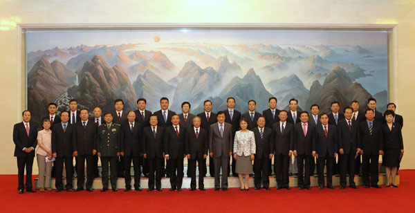 出席座谈会的领导和嘉宾集体合影