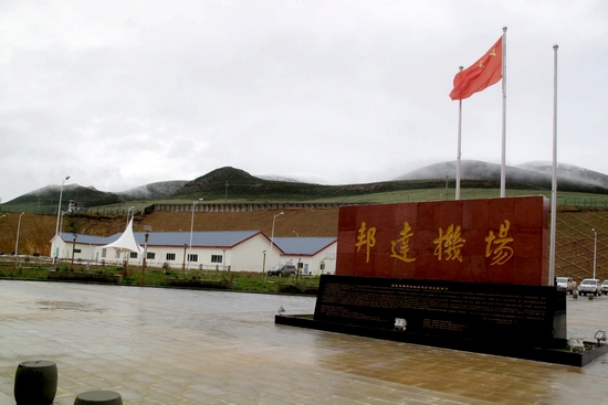 高原上飘扬的红旗(组图)