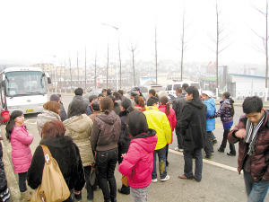 女孩误上村民厕所被反锁 赔偿两千后脱身(图)