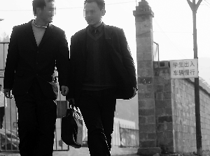 重庆12名校长给教师摊发西服 每套获400元回扣