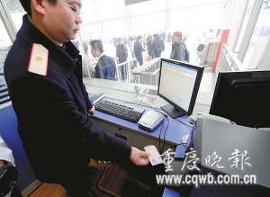 记者体验:春运第一天购票多花5秒 验票耗时10秒