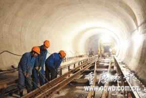 朝天门至沙坪坝地铁开始铺轨 明年即可通车投运