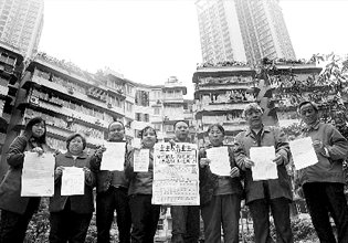 邻居修路想占小区地卖不卖？业主意见不一