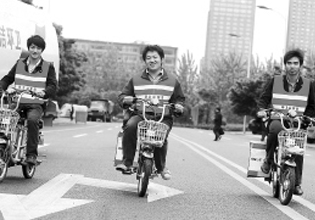 4大学生北部新区当清洁工