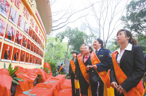 黄奇帆欢送重庆81名全国劳动模范和先进工作者