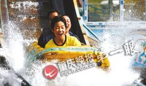 34℃！千人畅游水魔方 农家乐打起拥堂