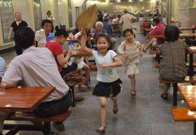 重庆：为市民纳凉送爽