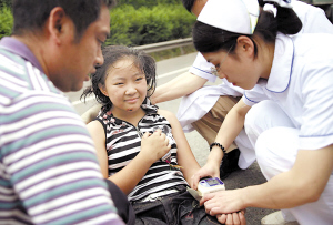 轿车起火 母女被困 数十市民接力救人