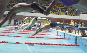 年过半百天天游泳 都说他只有30岁！