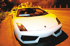 四个重庆富家子弟高速路上狂飙豪车