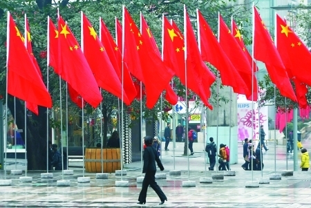国旗灯笼玉兔中国结 重庆全城飘满年味
