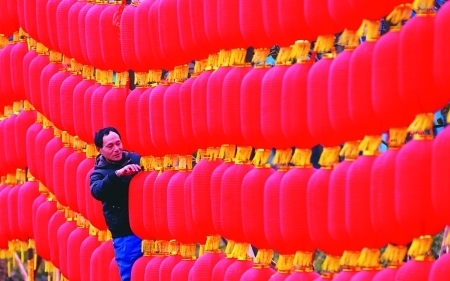 国旗灯笼玉兔中国结 重庆全城飘满年味