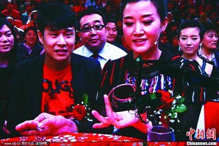 宋祖英晚会变魔术赵本山拉小提琴