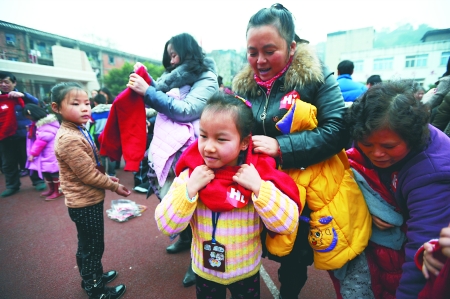 宋祖英晚会变魔术赵本山拉小提琴