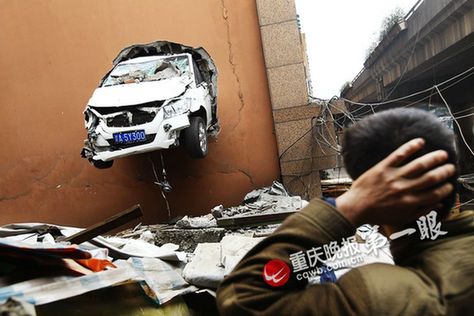 车主将油门当刹车 轿车撞穿大厦墙面悬空