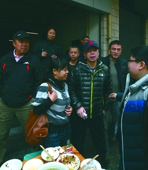 冯小刚重庆选景全程跟踪 选洋建筑为场地拍新片