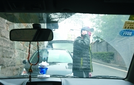 冯小刚重庆选景全程跟踪 选洋建筑为场地拍新片