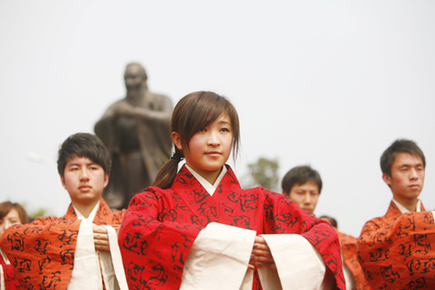 齐声诵《论语》 孔子铜像重师揭幕