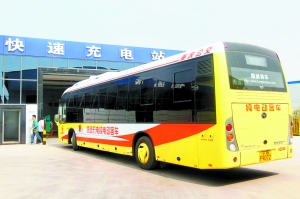 重庆最长最高公交车上路 姚明站过道也不用低头