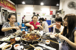 路边餐馆顾客稀少 单位食堂开始打拥堂