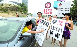重庆美女上街拦车劝导司机勿酒驾引争议 被指作秀