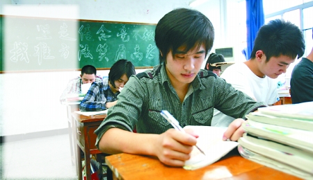 重庆高考考生人数首次突破20万 超7成可上大学