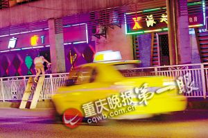 重庆“吼死一条街” 为招生意公路搭梯供人翻越