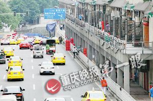 重庆“吼死一条街” 为招生意公路搭梯供人翻越