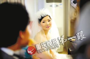 24岁女子癌症晚期 拍婚纱照与丈夫家人告别