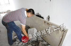 电梯几秒蹿升17层楼卡住 母女受困3小时多处骨折