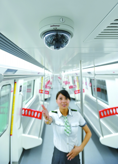 时速100公里50秒刹住 地铁遇险自动分两段