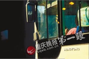 公交车司机边开车边发短信 拿谁的生命开玩笑