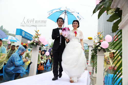 外来务工青年在渝办集体婚礼 省下钱捐雅安
