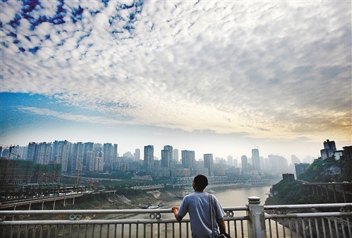 “刚苏醒的重庆，天空好美”