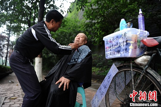 重庆街头现自行车流动“理发店”