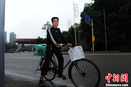 重庆街头现自行车流动“理发店”