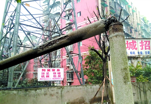 重庆南坪环道昨堵瘫一个小时 因电缆绊住公交