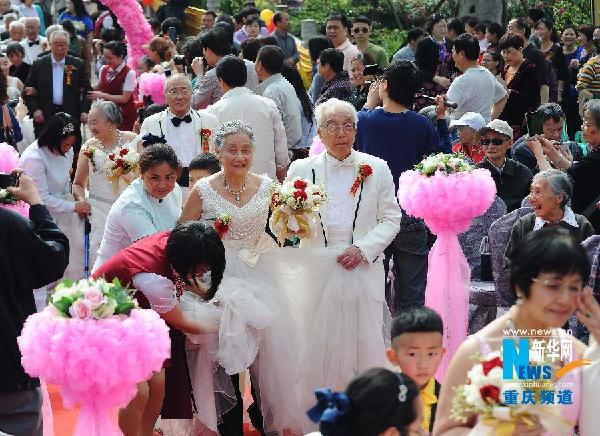 重庆：19对老人庆金婚