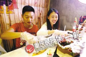 观音桥有家手抓餐厅 不用筷子用手抓食物 你能习惯吗
