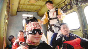重庆首个跳伞俱乐部开张迎客 跳一次7分钟要价4880元
