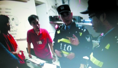 帮顾客抱娃娃被咬伤超市员工打狂犬疫苗 你怎