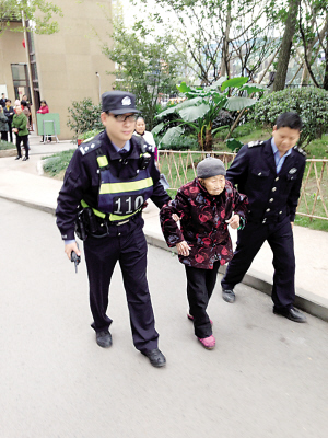 趁媳妇睡觉“越狱” 顽童老太为了出门玩也蛮拼的