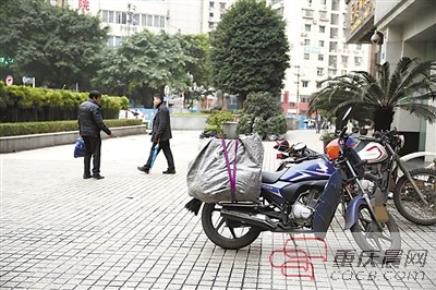 男子网购手机相机又不要 专挑快递员送货走开时偷回来
