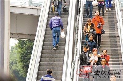 人行天桥自动扶梯怎么了? 3商圈18台扶梯只开