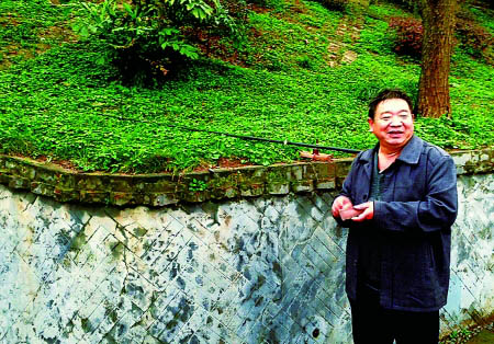 重庆大叔鱼竿“钓”起一小伙 手腕还有刀片割伤痕迹